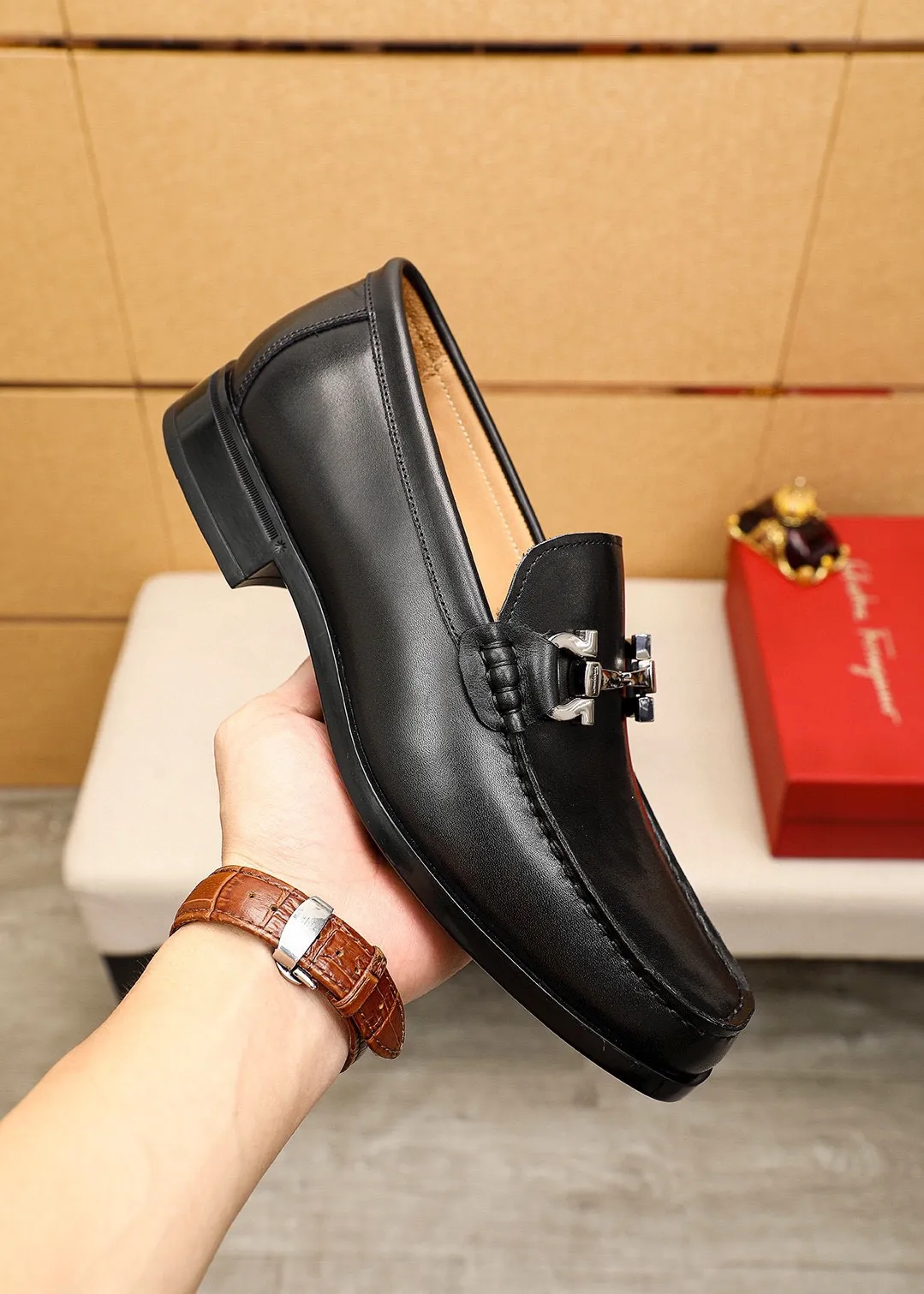 Men's shoes💰480💰 Product trademark: Ferragamo "Ferragamo" casual leather shoes Regular size: 38-44 (45🉑️customized) Product materials: Selected imported first-layer calfskin upper + original hardware buckle, imported water-dyed cowhide leather lining. Strong three-dimensional visual effect, rubber outsole Color: 1⃣️color optional
